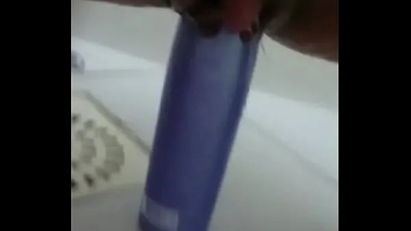 Se Stuffing the shampoo into the pussy and the growing clitoris energy Tube