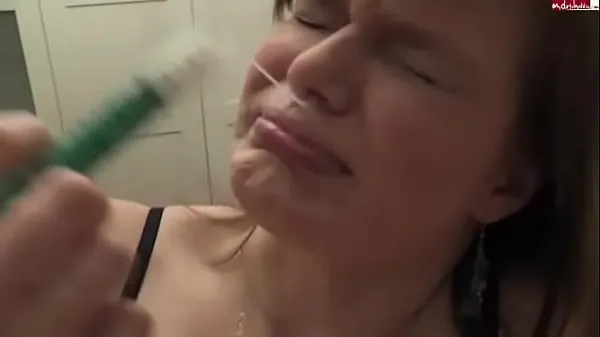 شاهد Girl injects cum up her nose with syringe [no sound أنبوب الطاقة