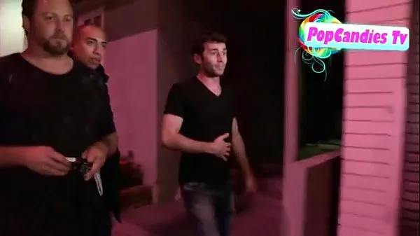 James Deen is comfortable being pantless yet still mum on Lindsay Lohan Story in LA - YouTubeエネルギー チューブを見る