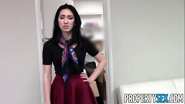 观看PropertySex - Beautiful brunette real estate agent home office sex video能量管