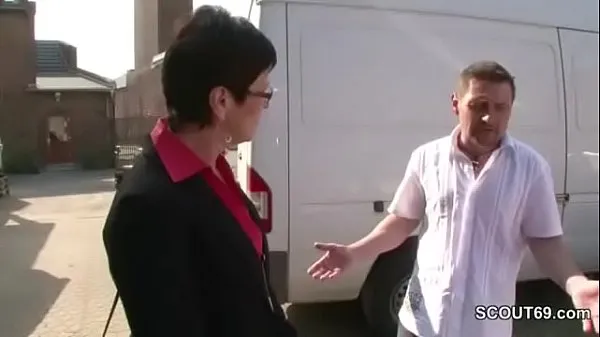 German Short Hair Mature Bailiff Seduce to Fuck Outdoor on Car by Big Dick Client 에너지 튜브 시청하기
