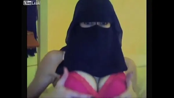 观看Sexy Saudi Arabian girl twerking with veil on能量管