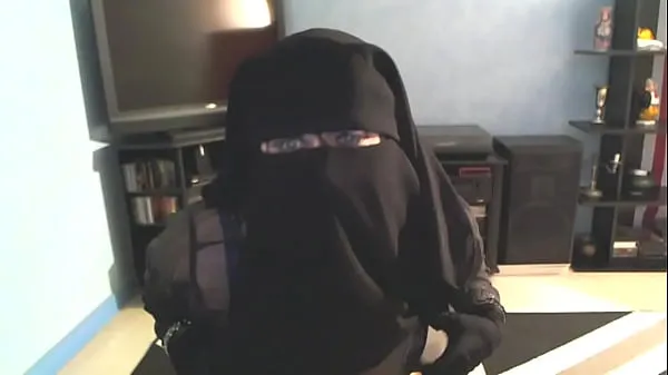 Muslim girl revealing herself 에너지 튜브 시청하기