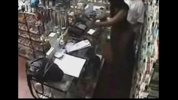 Bekijk Real ! Employee getting a Blowjob Behind the Counter Energy Tube