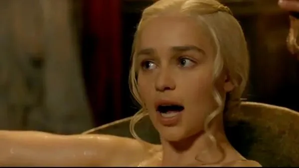 Emilia Clarke Game of Thrones S03 E08 ऊर्जा ट्यूब देखें
