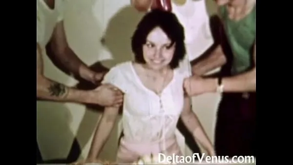 Nézze meg az Vintage Erotica 1970s - Hairy Pussy Girl Has Sex - Happy Fuckday Energy Tube-t