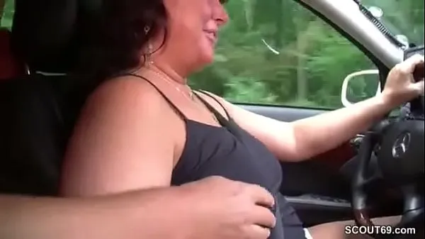 شاهد MILF taxi driver lets customers fuck her in the car أنبوب الطاقة