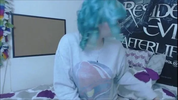 Oglejte si Sexy bluehaired smoking and showing herself Energy Tube