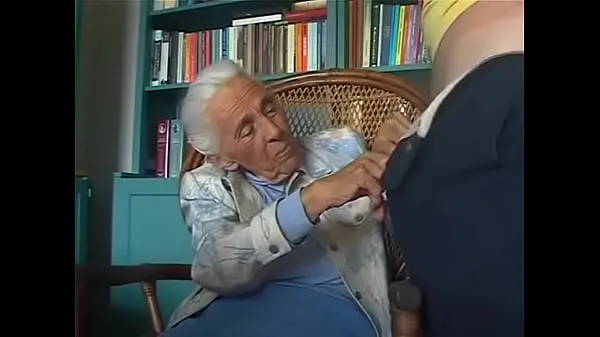 Titta på 92-years old granny sucking grandson energy Tube