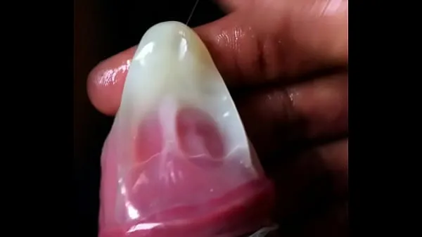 Sledujte Cumshot inside a condom energy Tube