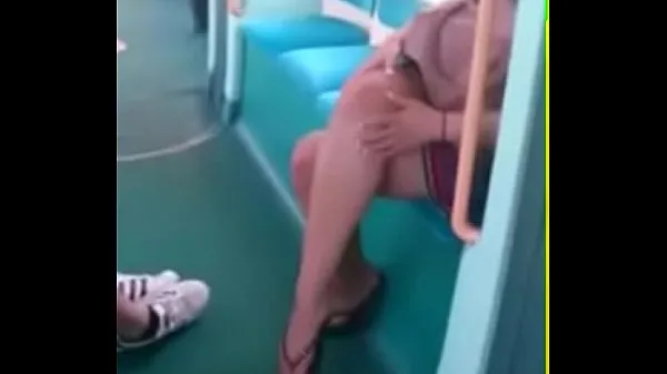 Regardez Candid Feet in Flip Flops Legs Face on Train Free Porn b8Tube énergétique