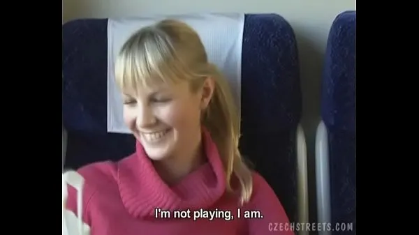 Mira Calles checas Chica rubia en tren tubo de energía