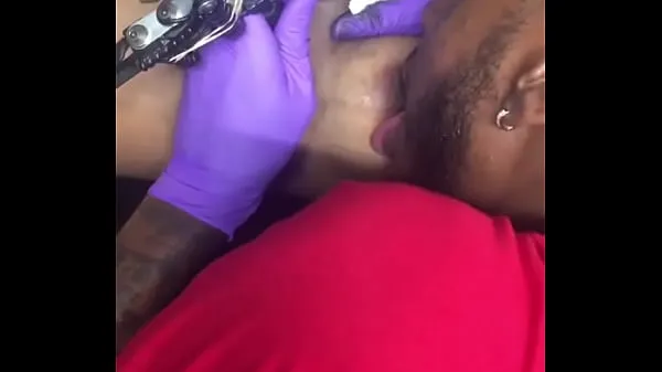Horny tattoo artist multi-tasking sucking client's nipples ऊर्जा ट्यूब देखें