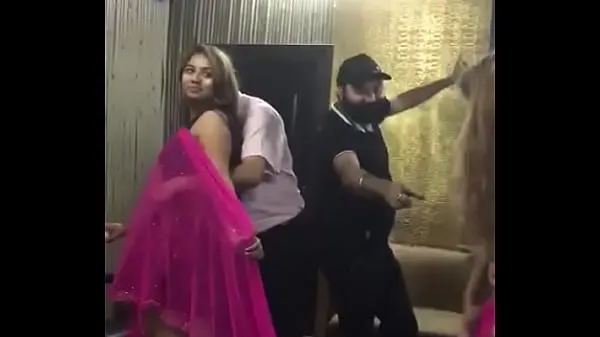 Se Desi mujra dance at rich man party energy Tube