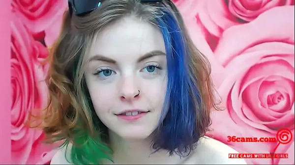 Hot Tattooed Girl with Dyed Hair Masturbateエネルギー チューブを見る