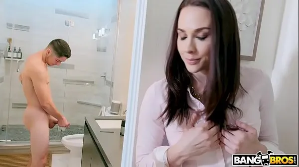 Sledujte BANGBROS - Stepmom Chanel Preston Catches Jerking Off In Bathroom energy Tube