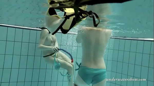 Oglejte si Girls swimming underwater and enjoying eachother Energy Tube
