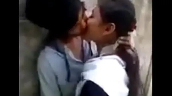 Sledujte Hot kissing scene in college energy Tube