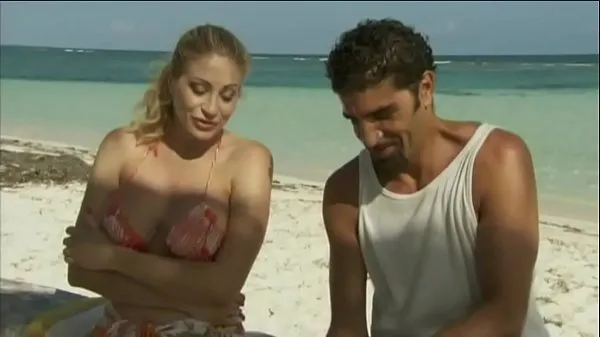 Посмотрите Итальянская порнозвезда Виттория Ризи трахнута двумя матросами на пляжеэнергетическую трубку