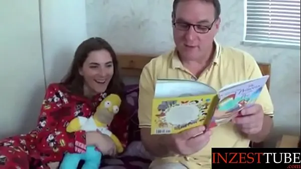 step Daddy Reads Daughter a Bedtime Story Enerji Tüpünü izleyin