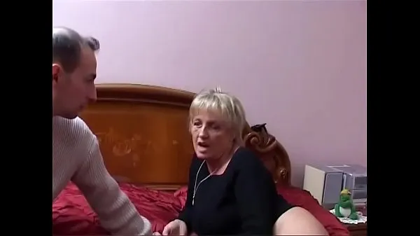 شاهد Two mature Italian sluts share the young nephew's cock أنبوب الطاقة