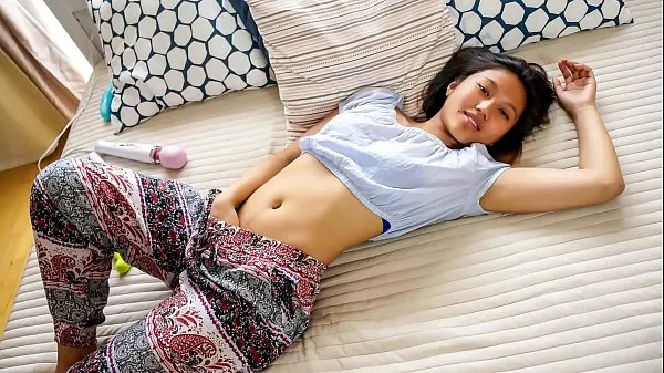 Oglejte si QUEST FOR ORGASM - Asian teen beauty May Thai in for erotic orgasm with vibrators Energy Tube