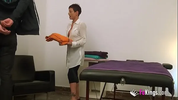 Bekijk My name's Lisa, 37yo masseuse, and I will film myself fucking a patient Energy Tube