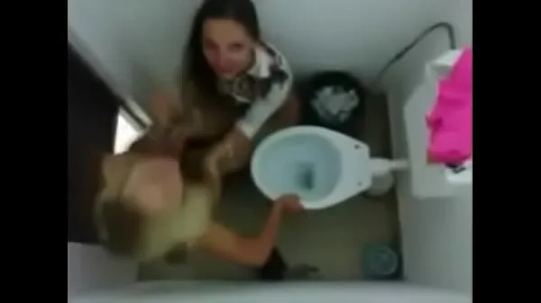 شاهد The video of the playing in the bathroom fell on the Net أنبوب الطاقة