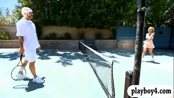 Obejrzyj Huge boobs blondie banged after playing tennis outdoorskanał energetyczny