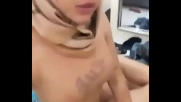 Mira Transexual indonesia musulmana follada por un tipo afortunado tubo de energía