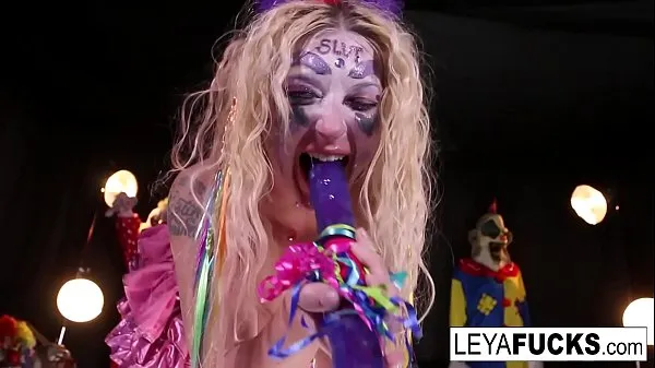 Obejrzyj Crazy Clown Leya takes her aggressions out on her pussykanał energetyczny