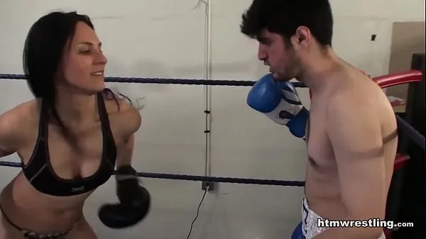 观看Tattooed Bitch Beats Up Man in Boxing能量管