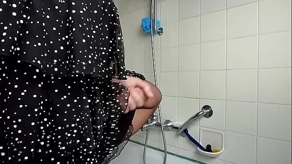 Cumshot as a queen in a polka dot dressエネルギー チューブを見る