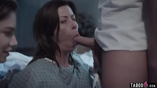 Sehen Sie sich Huge boobs troubled MILF in a 3some with hospital staffEnergy Tube an