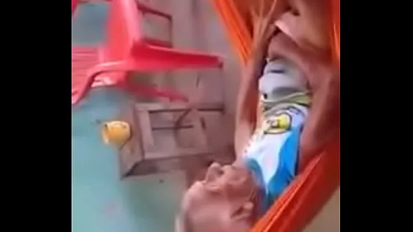 Sledujte Grandmother in the hammock energy Tube