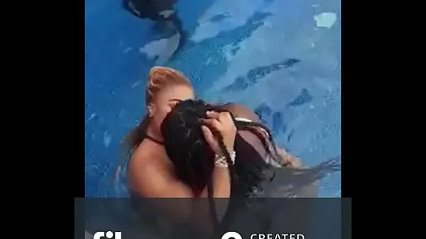 Oglejte si Lekki Big Girl Gets Her Pussy Sucked In A Beach house Party Energy Tube