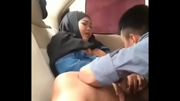 Mira Hijab chica en coche con novio tubo de energía