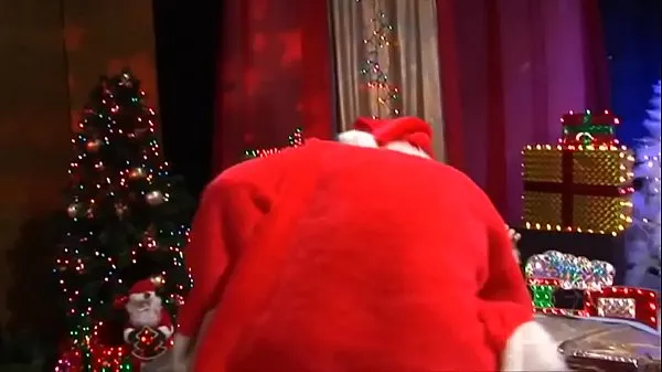 شاهد Horny wife Sandra waits under the tree to be hunkered by Santa Claus أنبوب الطاقة