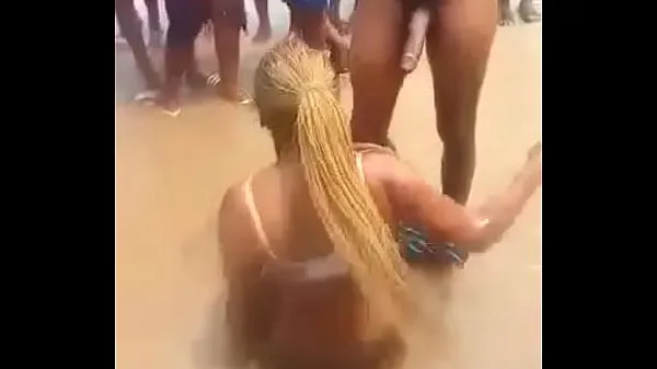 Katso Liberian cracked head give blowjob at the beach Energy Tube