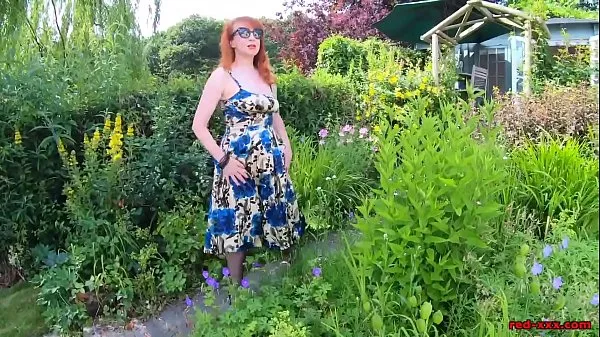 Nézze meg az Mature redhead lifts up her dress and fingers herself outdoors Energy Tube-t