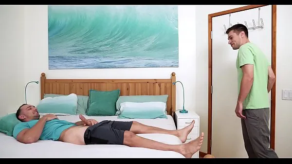Παρακολουθήστε το NextDoorBuddies Friend Walks In On Roommate Jerking, Gives a Hand Energy Tube