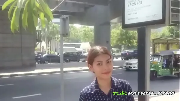 Cute Asian teen gets persuaded in the streetエネルギー チューブを見る