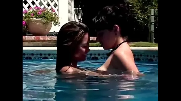 Sledujte Asian babe Lielani seduces her girlfriend Lana Croft for some adventure in the swimming pool energy Tube
