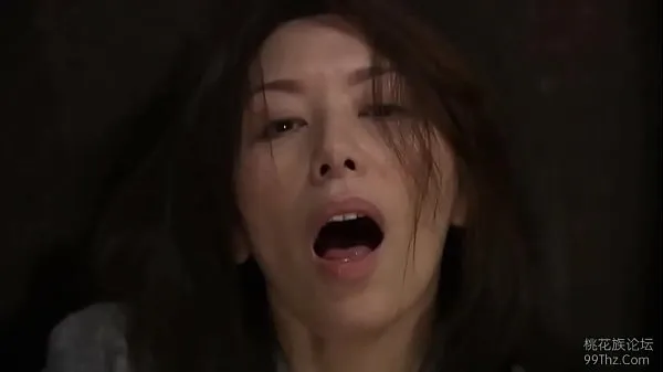 شاهد Japanese wife masturbating when catching two strangers أنبوب الطاقة