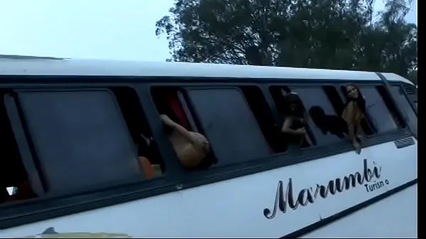 いたずらなブラジルのギャルはバスで騒乱を引き起こすことに決めましたh。窓の外で彼らのジューシーな丸い裸のお尻とおっぱいエネルギー チューブを見る