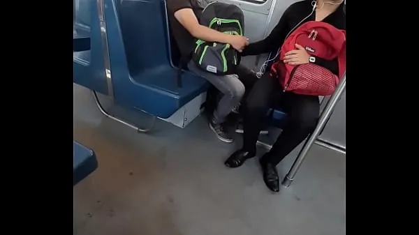 观看Grabbing his cock in the subway能量管