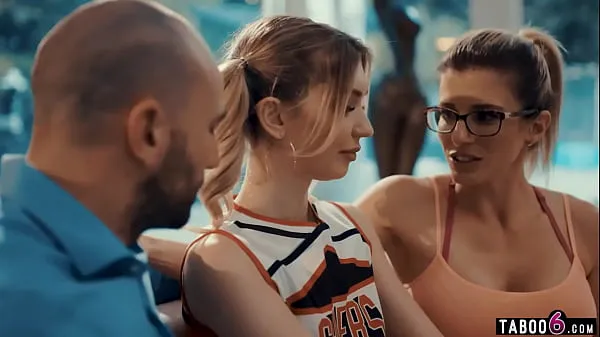 Obejrzyj Coach wife brings in tiny teen cheerleader for husbandkanał energetyczny