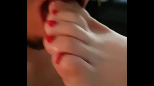 Mira Licking her feet tubo de energía