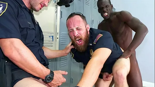 شاهد Two horny cops fucked by a black thug أنبوب الطاقة