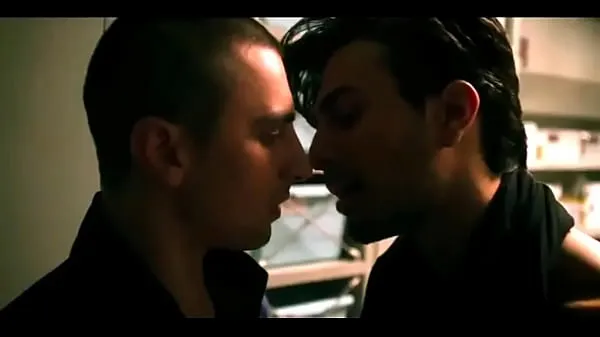 Tonton Alexander Eling and Alex Ozerov Gay Kiss from TV show Another Life Tabung energi